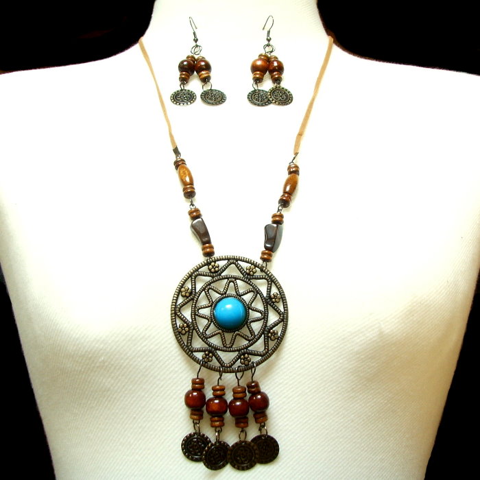 Necklace with wood pearls, circle pendant and earrings